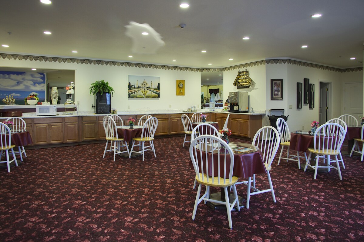 Oceanview Inn and Suites breakfast and lobby area