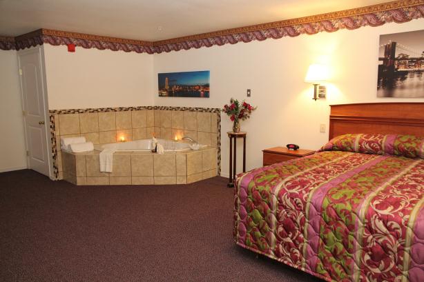 King Jacuzzi Fireplace Room room